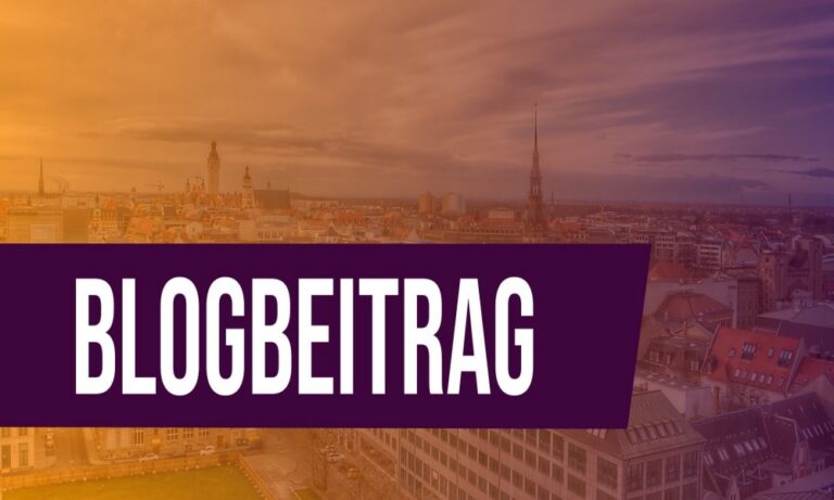 Das Wort Blogbeitrag in weißer Schrift auf lilafarbenem Untergrund. Im Hintergrund die Stadt Leipzig.