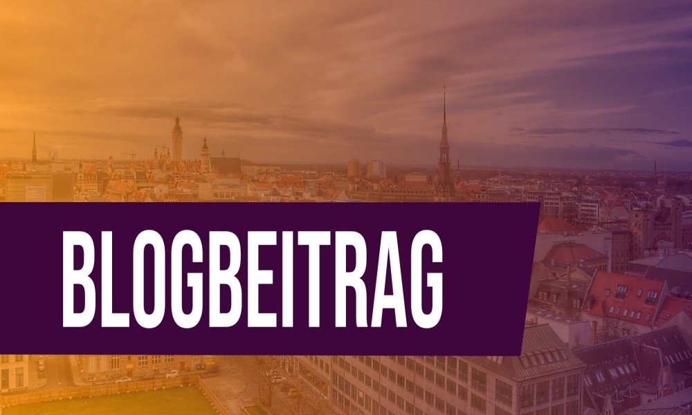 Das Wort Blogbeitrag in weißer Schrift auf lilafarbenem Untergrund. Im Hintergrund die Stadt Leipzig.