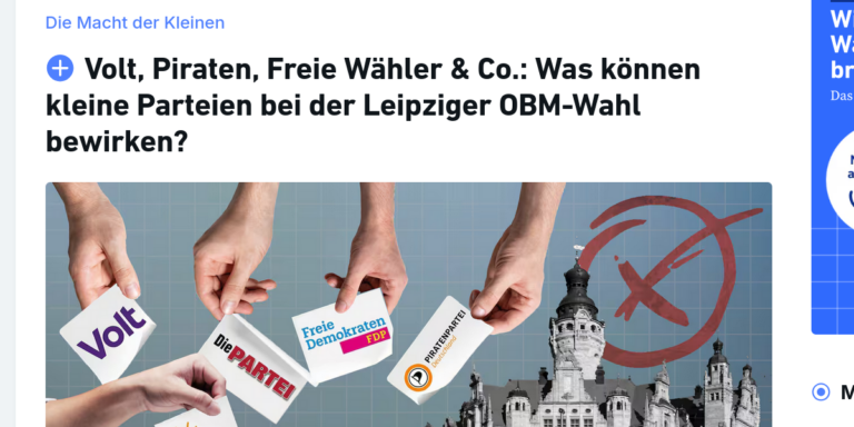 Mehrere Hände halten Wahlzettel mit den Namen verschiedener Kleinparteien über eine Wahlurne.