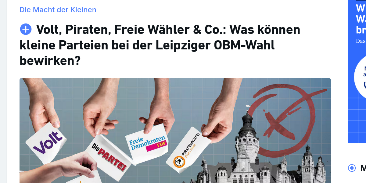 Mehrere Hände halten Wahlzettel mit den Namen verschiedener Kleinparteien über eine Wahlurne.