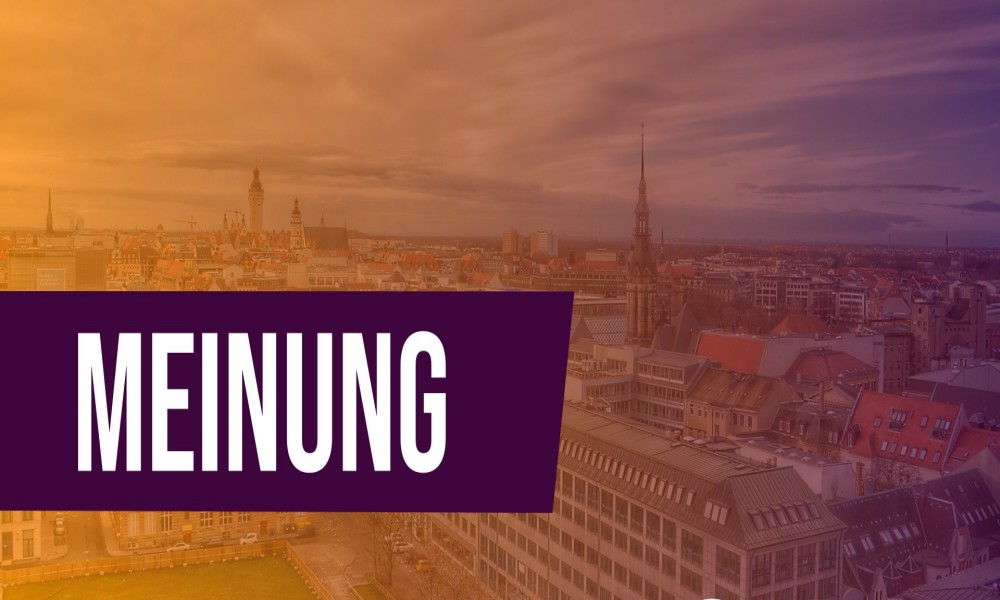 Das Wort Meinung in weißen Buchstaben auf lilafarbenen Untergrund. Im Hintergrund die Stadt Leipzig.