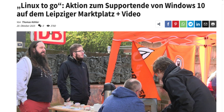 Mehrere Menschen am Linux to Go-Stand der Piraten Leipzig.