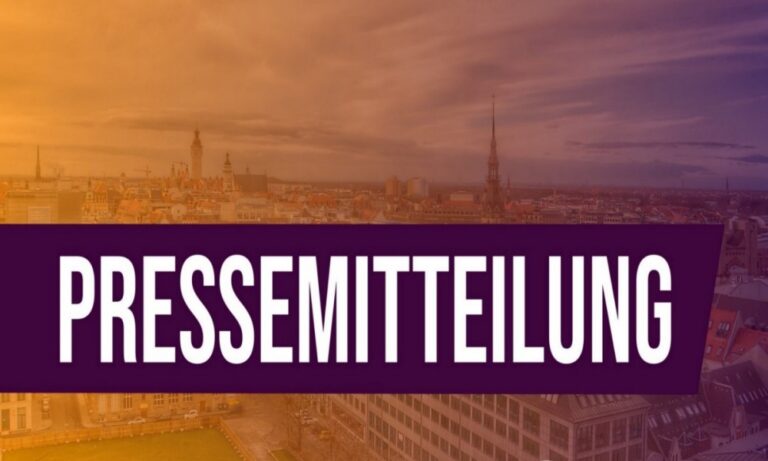 Das Wort Pressemitteilung in weißer Schrift auf Lila Untergrund. Im Hintergrund die Stadt Leipzig.