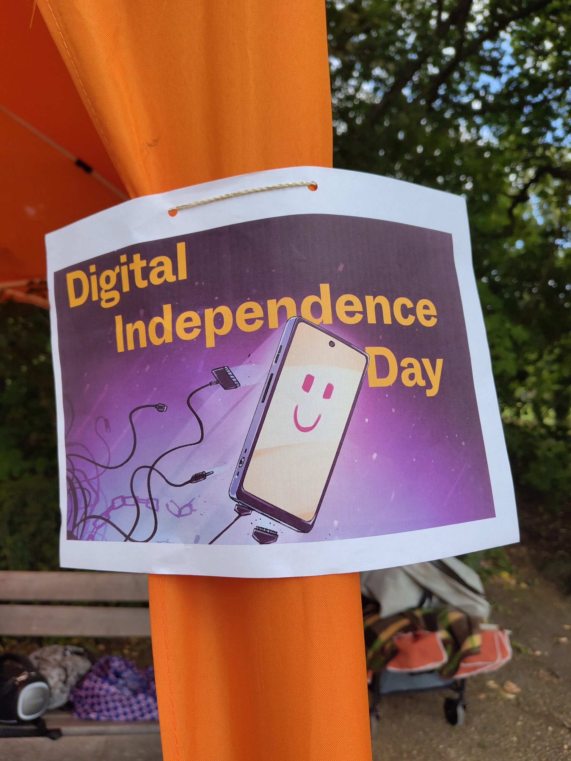Schild mit einem lächelnden Smartphone und der Aufschrift Digital Independence Day