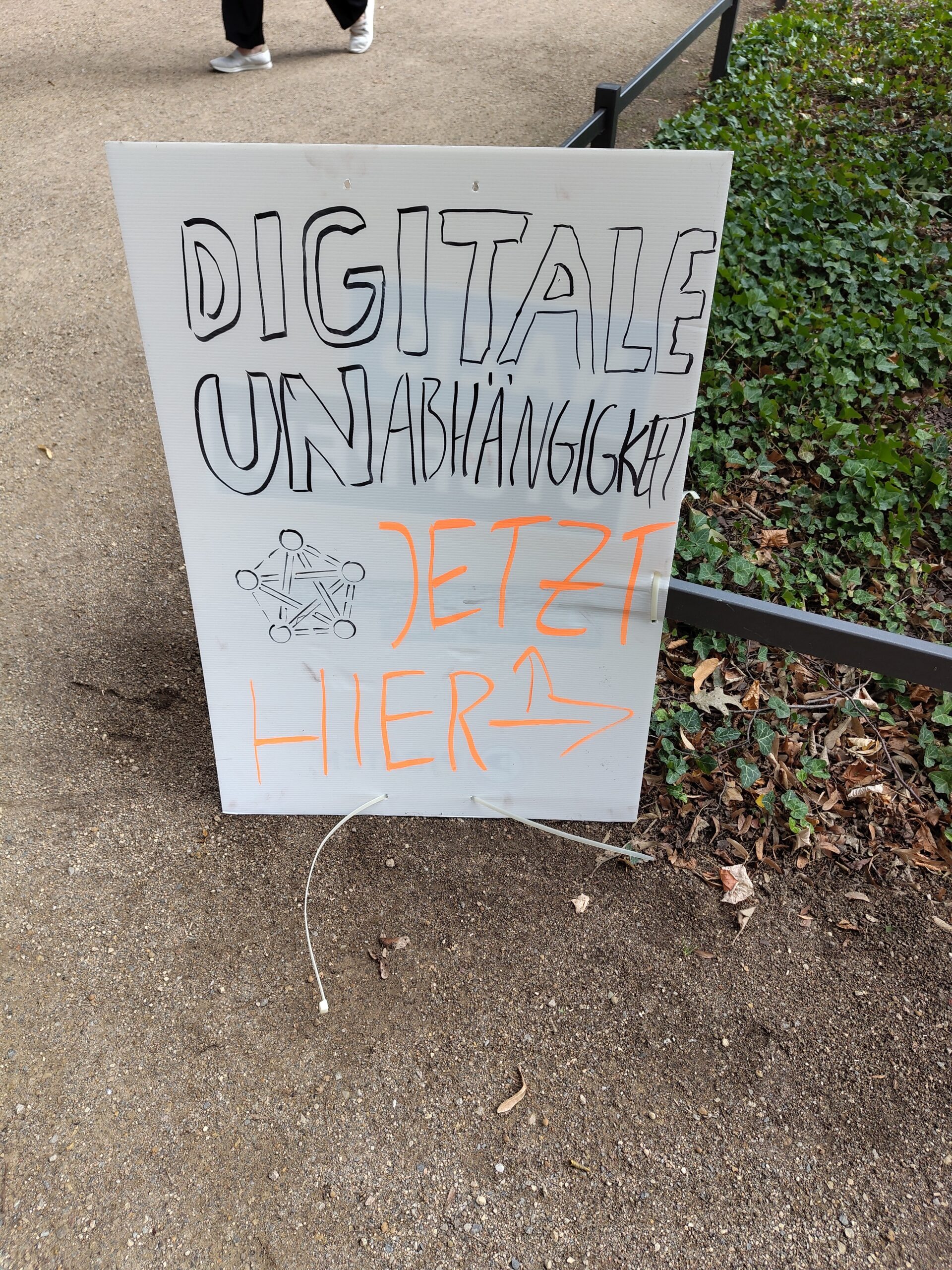 von Hand geschriebenes Schild mit den Worten "Digitale Unabhängigkeit jetzt hier"