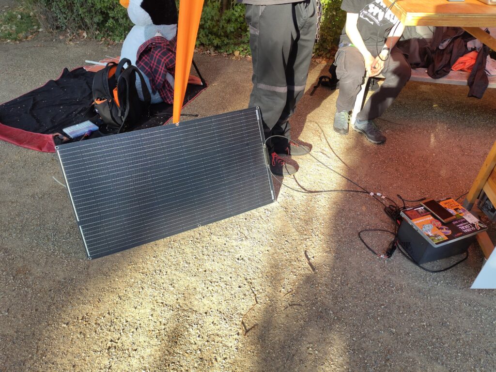 Solarpanele mit Akku, um unsere Laptops andere Elektrogeräte am Infostand zu betreiebn.